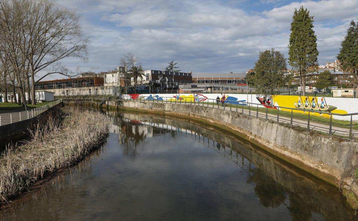 El río Piles en el tramo entre Las Mestas y el Grupo de Cultura Covadonga, el anillo navegable.