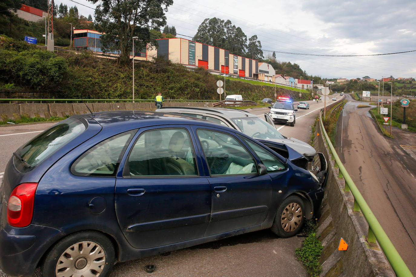 Fotos: Dos heridos en un accidente múltiple en Aboño, Gijón