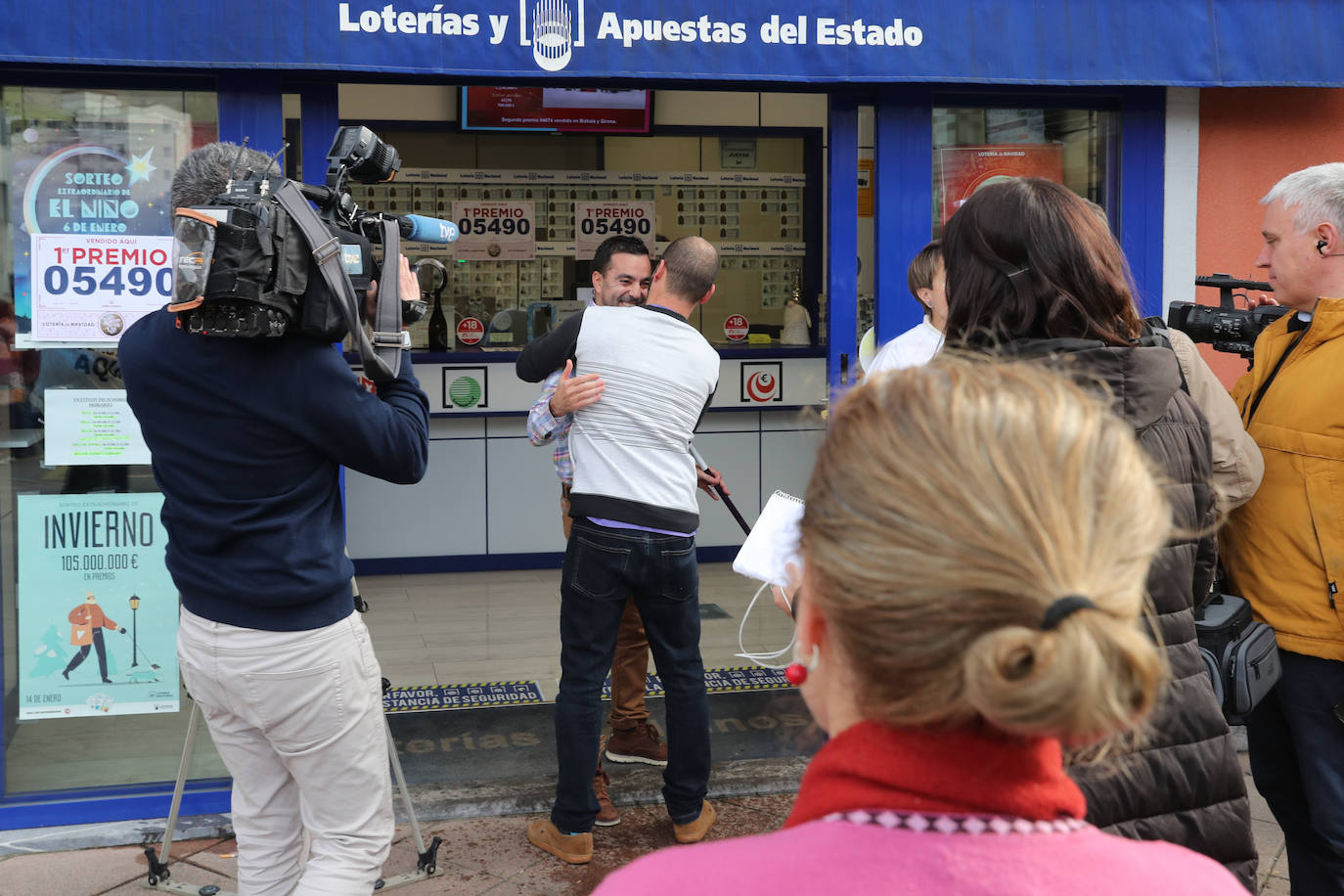 Fotos: Máxima alegría en Moreda al repartir El Gordo de la Lotería de Navidad