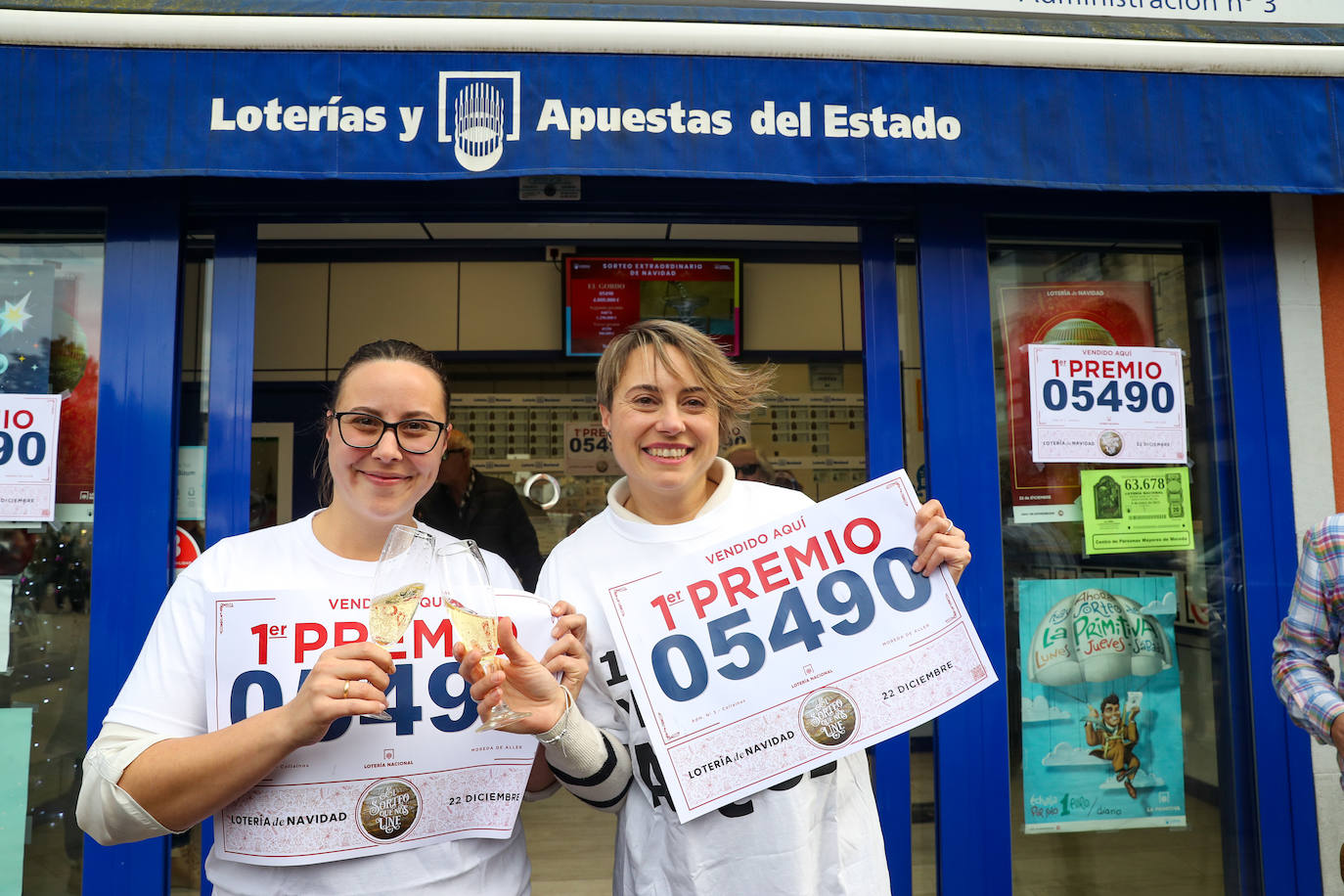 Fotos: Asturias celebra su suerte en la Lotería de Navidad