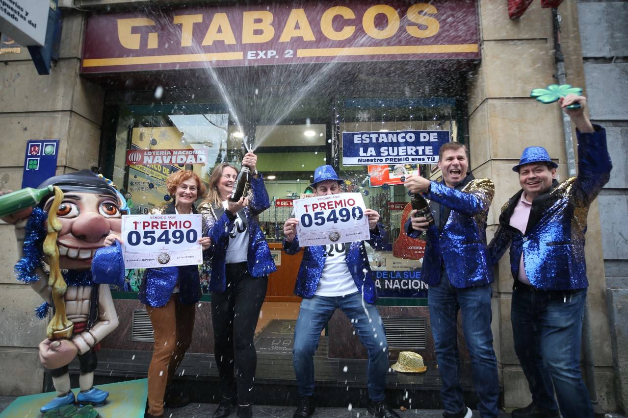 Fotos: Asturias celebra su suerte en la Lotería de Navidad