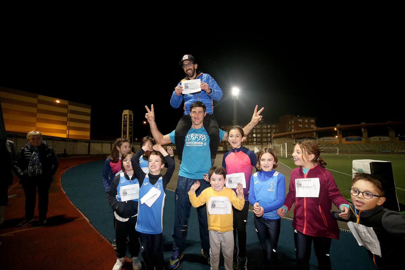 Fotos: Euforia en el Club Atletismo Mieres al llevarse el Gordo