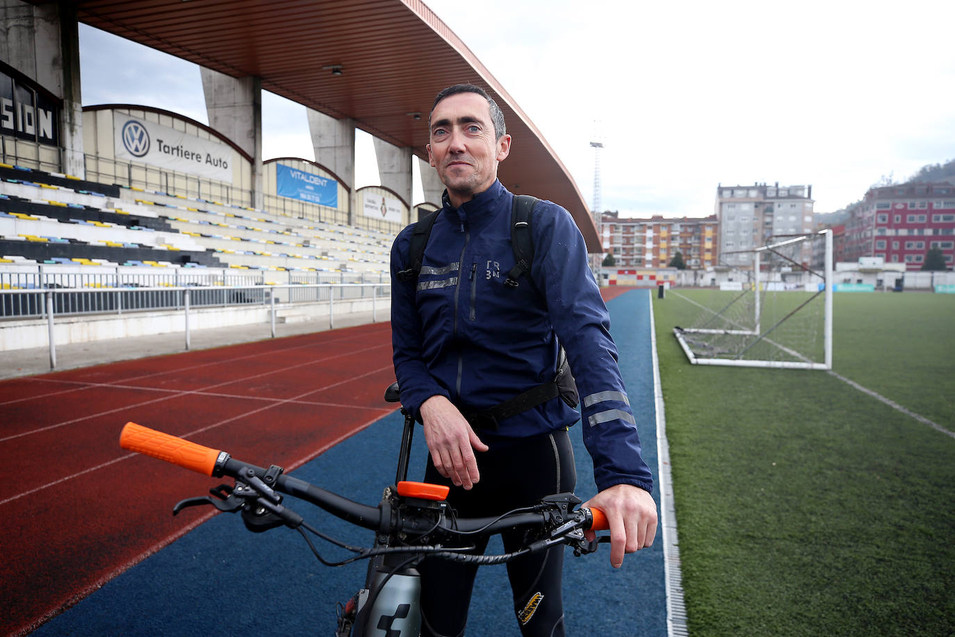 Fotos: Euforia en el Club Atletismo Mieres al llevarse el Gordo