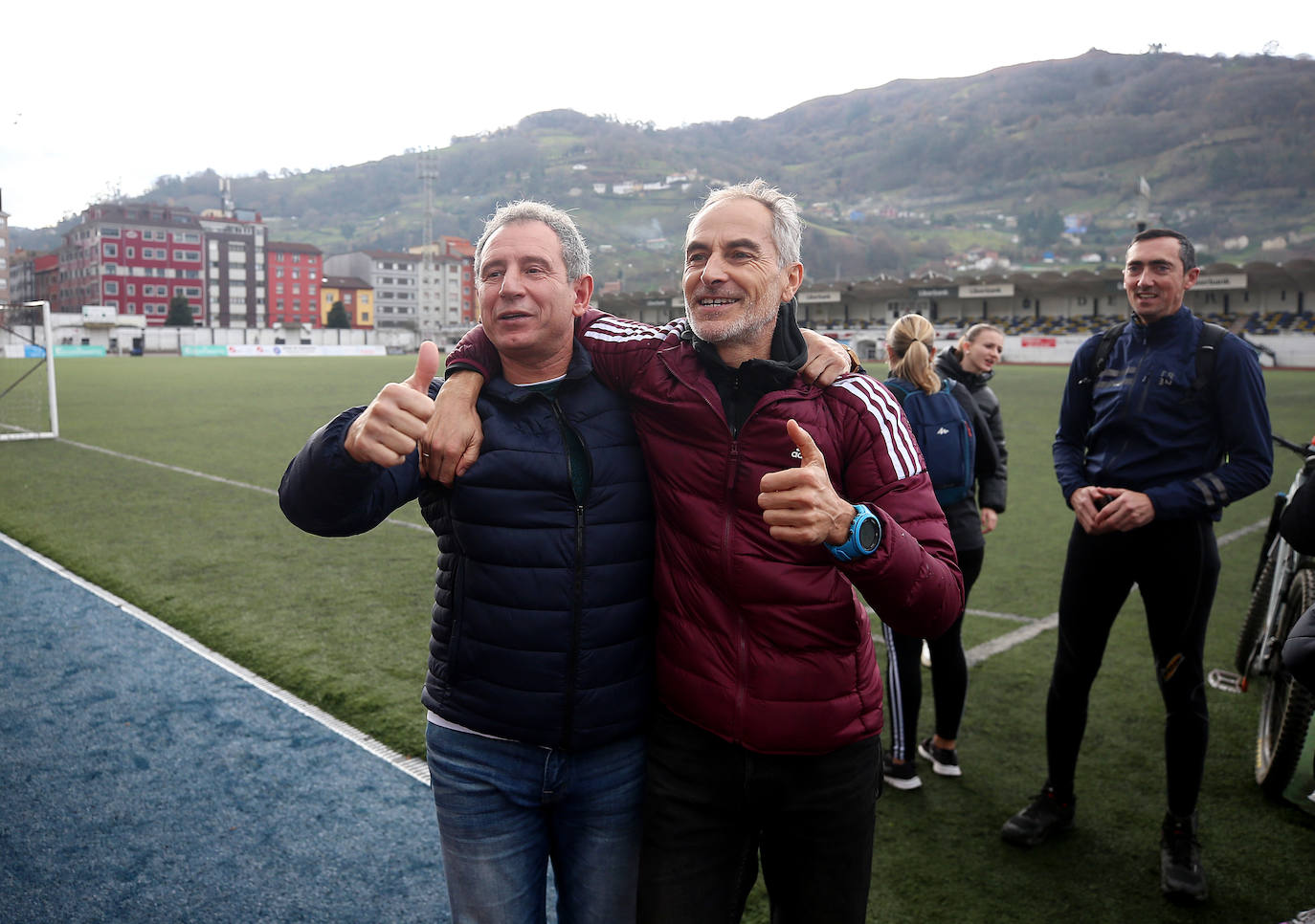 Fotos: Euforia en el Club Atletismo Mieres al llevarse el Gordo