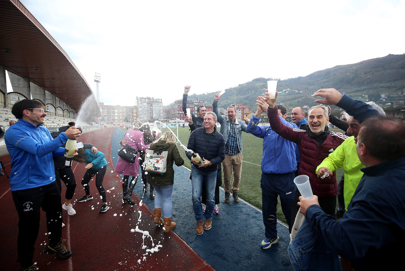 Fotos: Euforia en el Club Atletismo Mieres al llevarse el Gordo