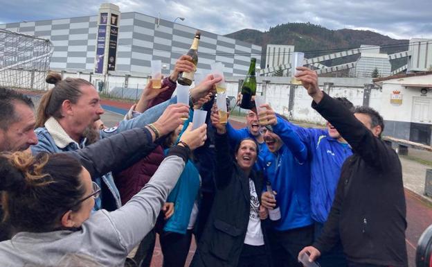 El presidente del Club de Atletismo de Mieres: «Esto ye una alegría porque compramos todos»