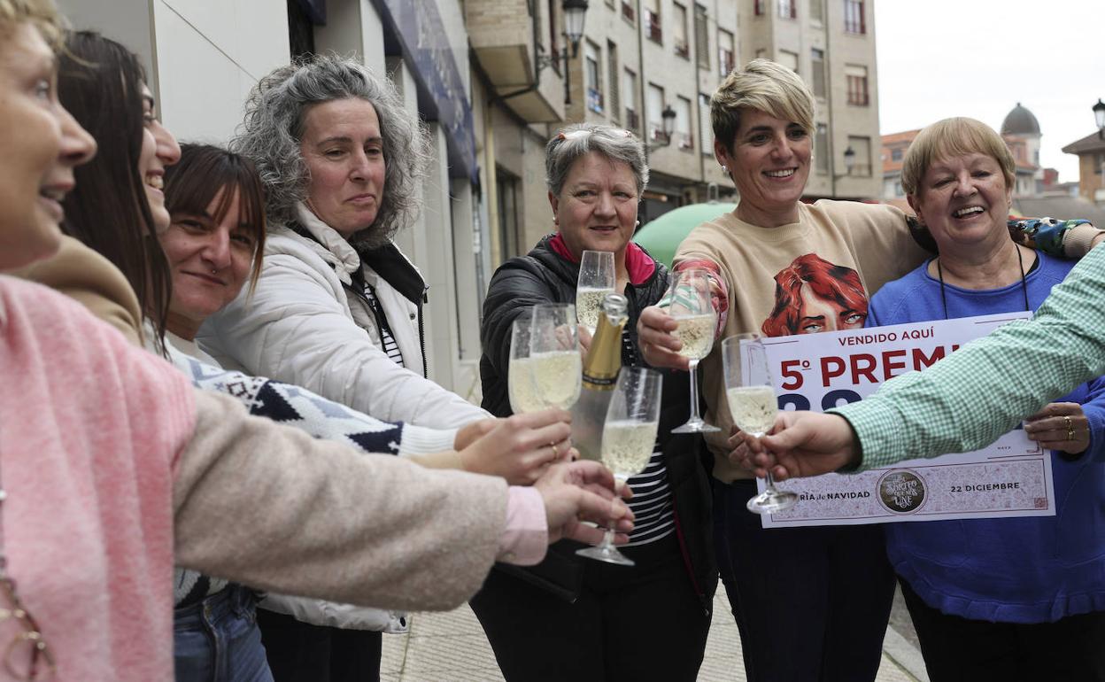 Los sesenta socios vendieron 266 décimos del número 38454, un quinto premio comprado en 'El Templo de la Suerte', en Nava. En la imagen, los encargados de la administración celebran el premio