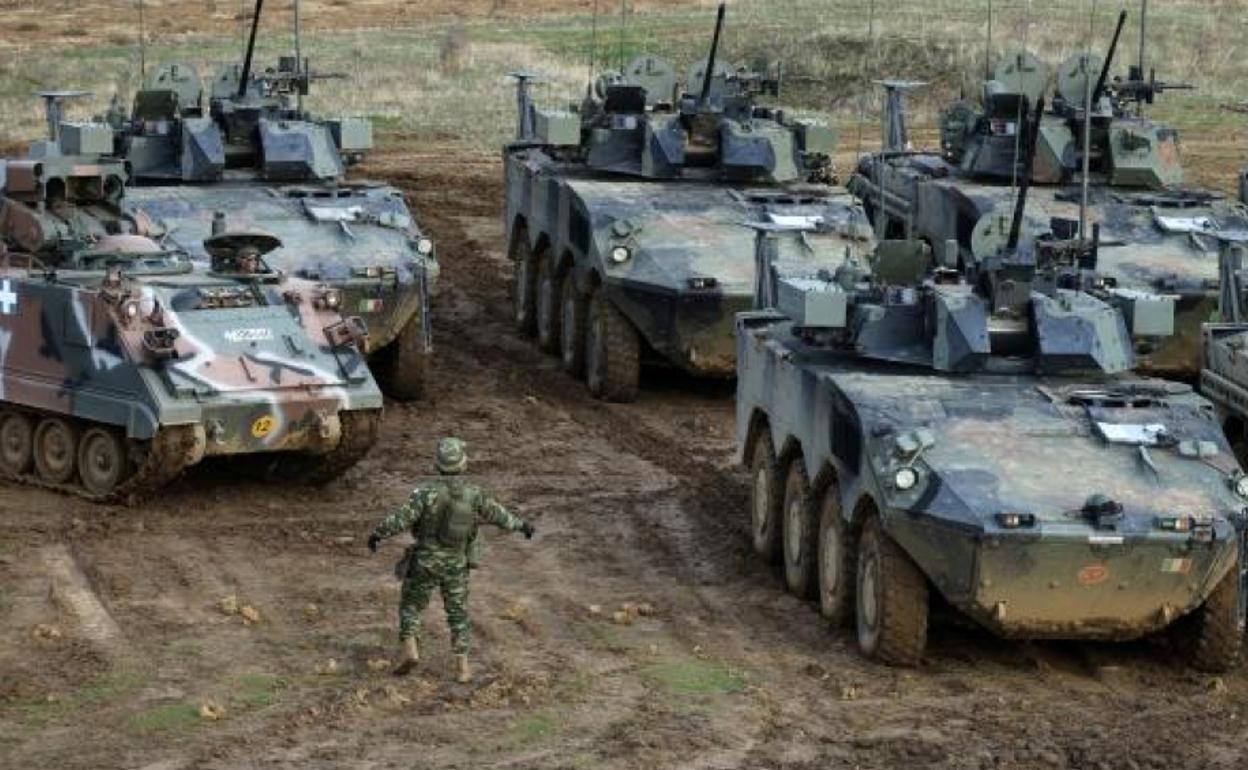 Soldados italianos y vehículos blindados participan en un simulacro militar de la OTAN en Bulgaria. 