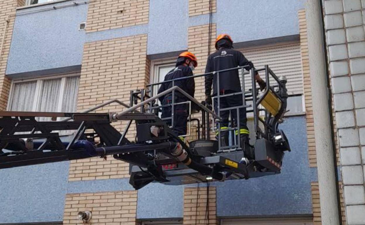 Fue necesario hacer uso de una autoescalera para alcanzar el domicilio, sito en la plaza Salamanca. 