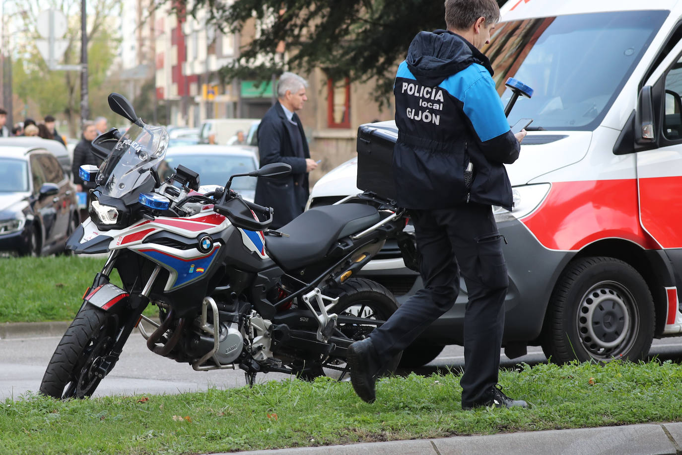 Fotos: Herido grave un policía local de Gijón en un accidente