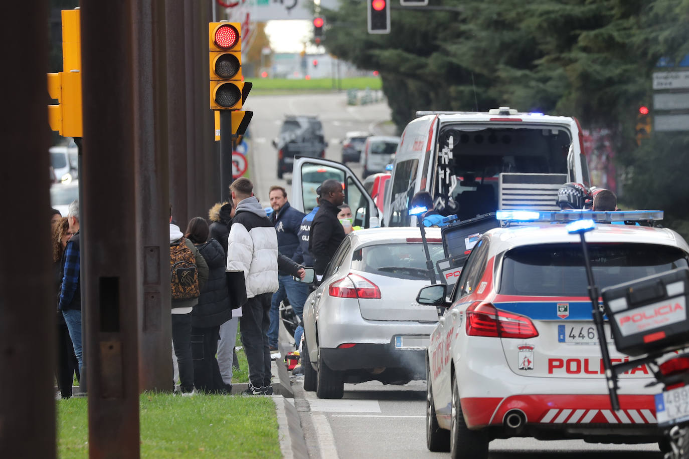 Fotos: Herido grave un policía local de Gijón en un accidente