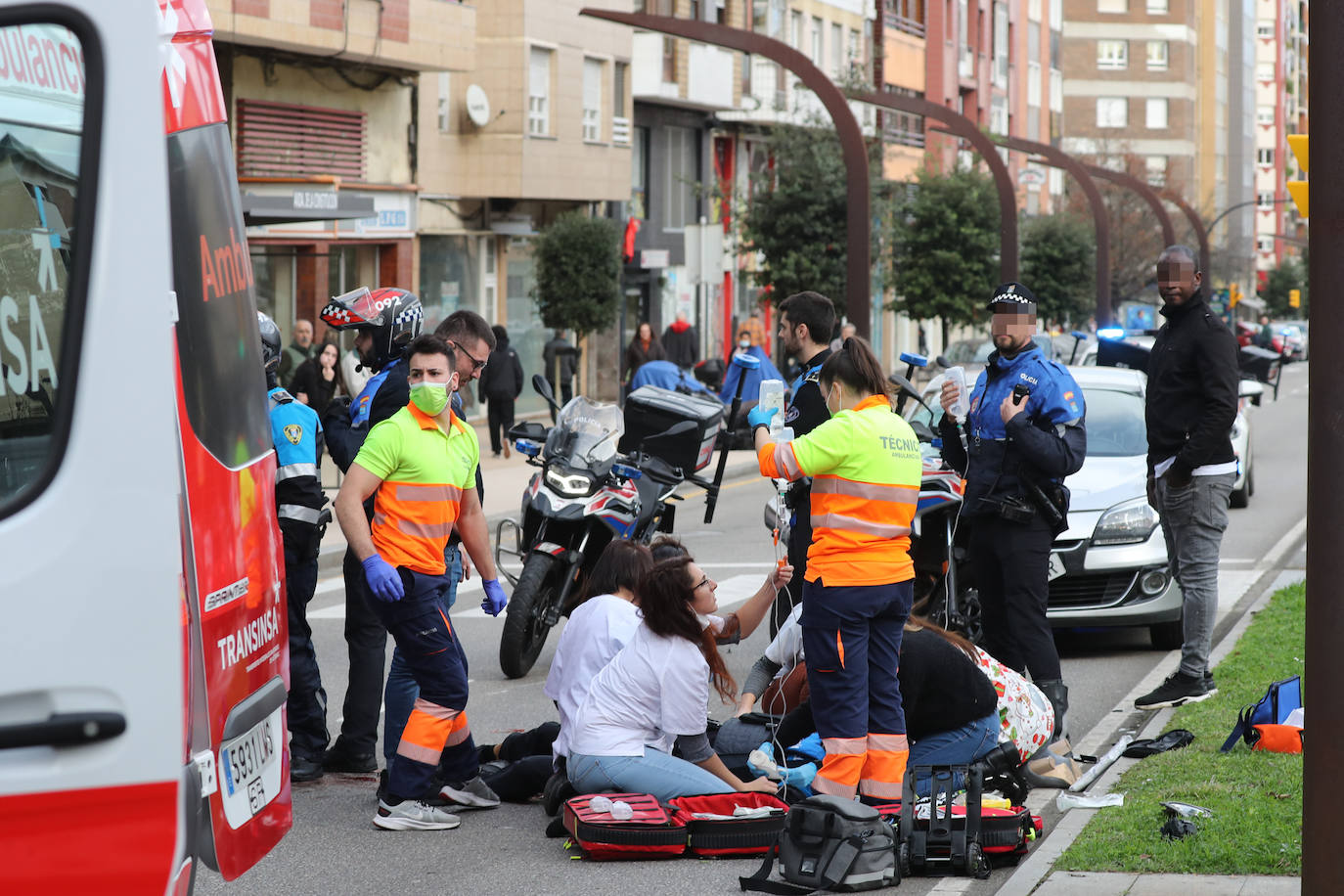 Fotos: Herido grave un policía local de Gijón en un accidente