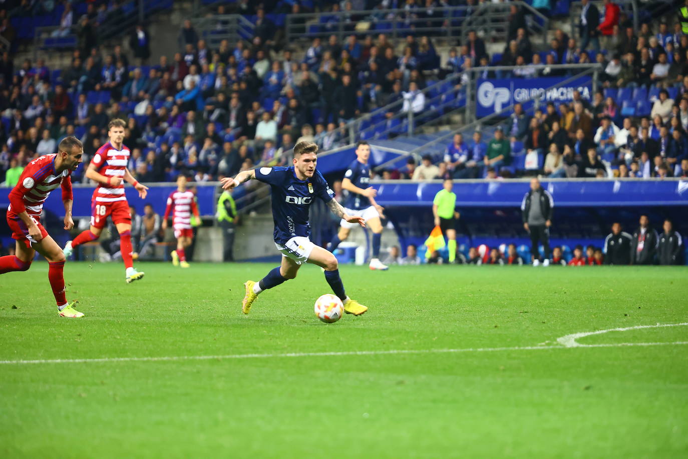 Una jugada del Real Oviedo - Granada, el anterior encuentro de Copa del Rey de los azules. 