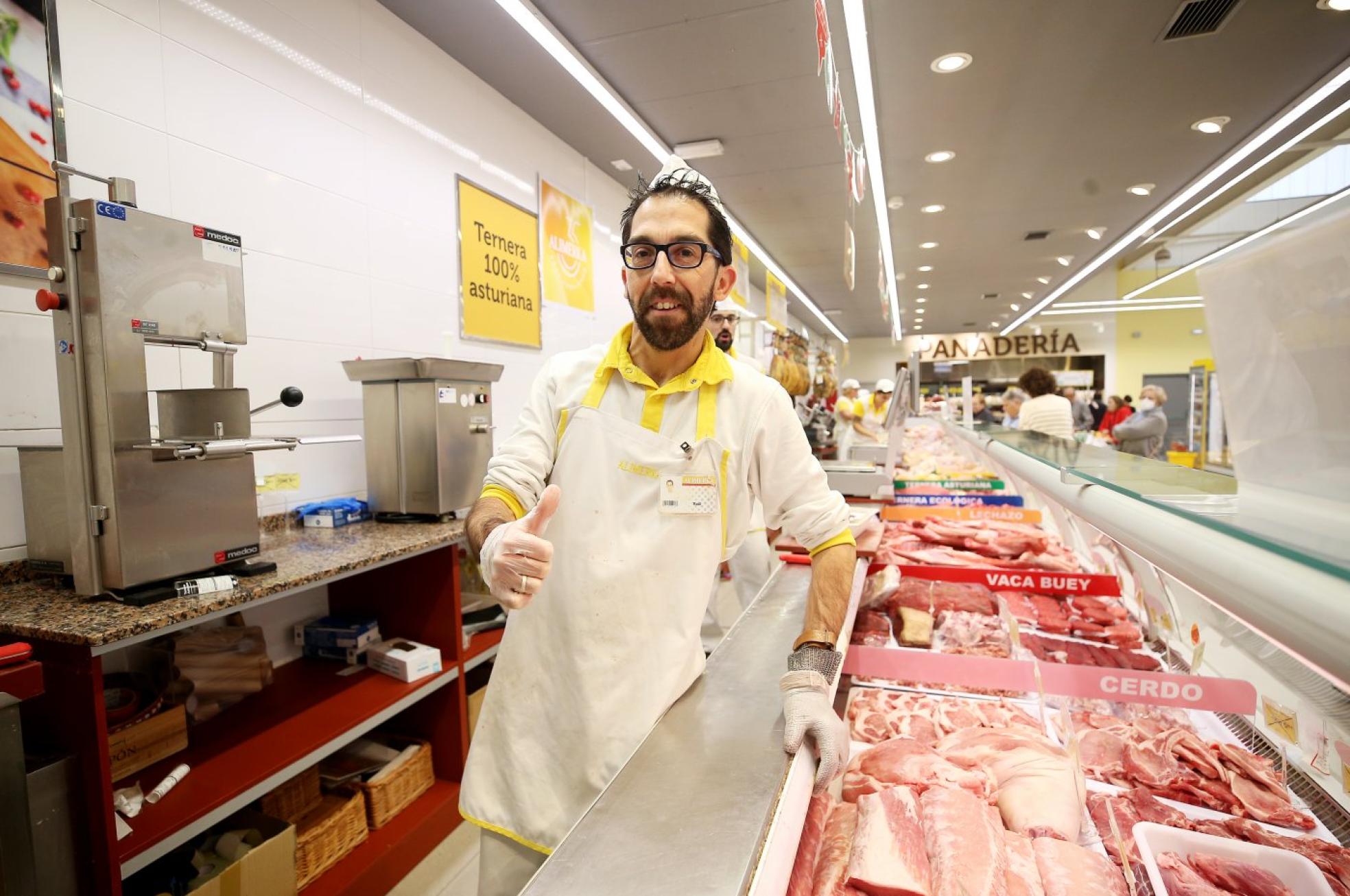 Raúl Velasco, ayer en la carnicería del Alimerka de Mieres en la que trabaja.