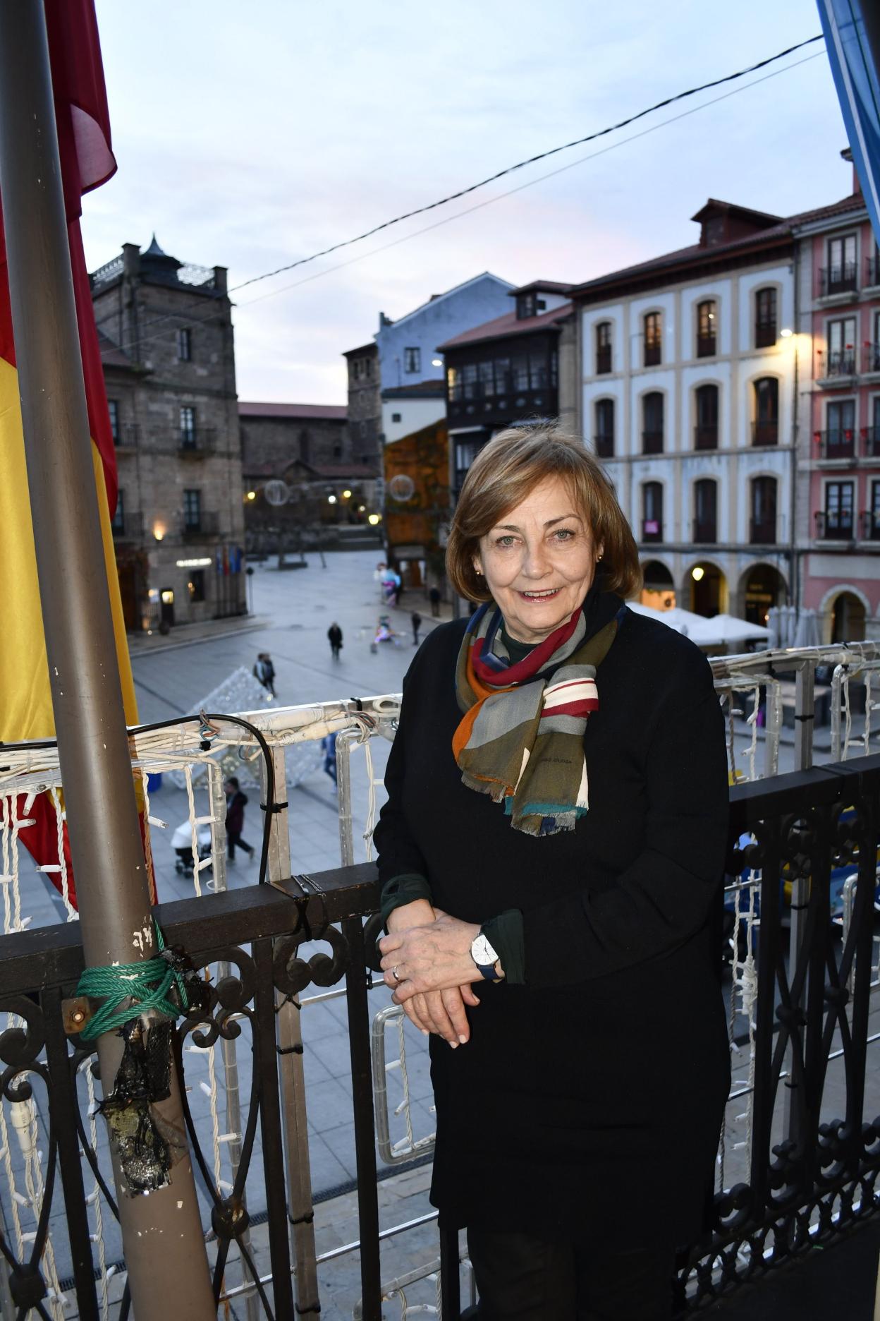 La alcaldesa de Avilés, Mariví Monteserín, en el balcón de su despacho en el Ayuntamiento. 