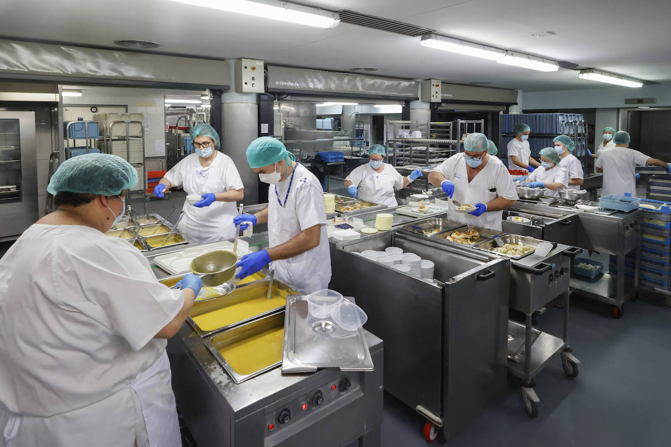 Fotos: Una cena de Nochebuena especial para los pacientes del Hospital de Cabueñes