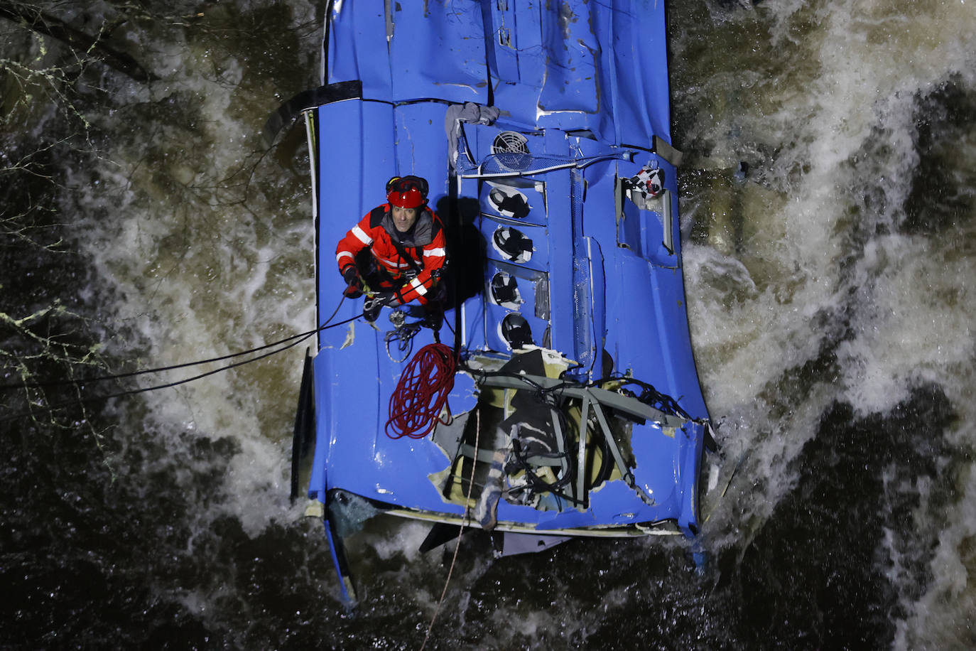 Fotos: Tragedia en Galicia al precipitarse un autobús al río Lérez en Pontevedra