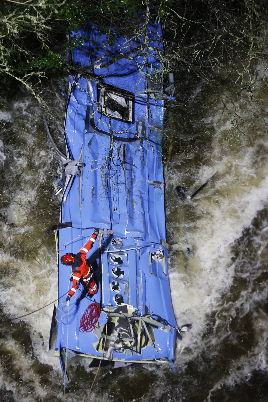 Fotos: Tragedia en Galicia al precipitarse un autobús al río Lérez en Pontevedra