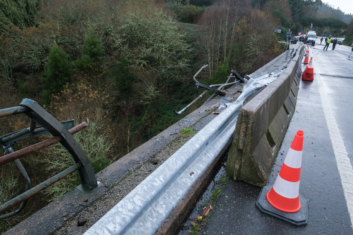 Fotos: Tragedia en Galicia al precipitarse un autobús al río Lérez en Pontevedra