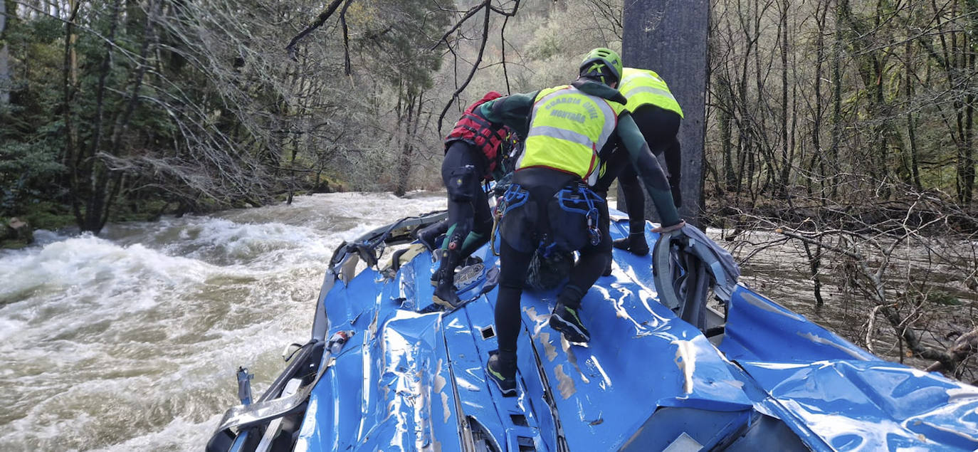 Fotos: Tragedia en Galicia al precipitarse un autobús al río Lérez en Pontevedra