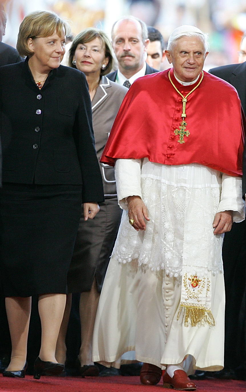 Benedicto XVI se reúne con la excanciller alemana Angela Merkel en su residencia de Múnich.