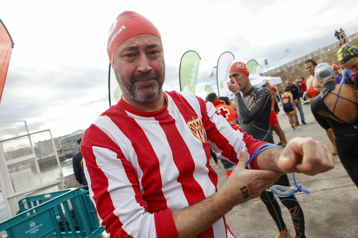 Fotos: 143 nadadores completan la Travesía de Navidad de Gijón