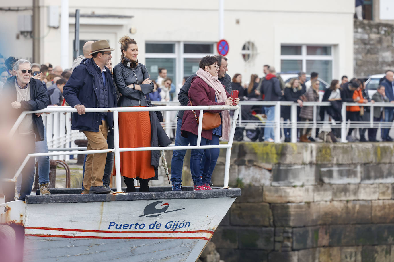 Fotos: 143 nadadores completan la Travesía de Navidad de Gijón