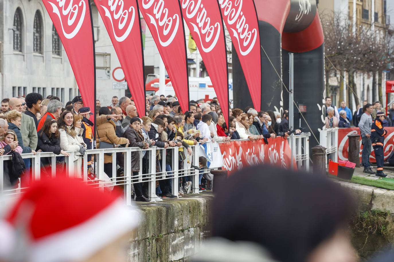 Fotos: 143 nadadores completan la Travesía de Navidad de Gijón