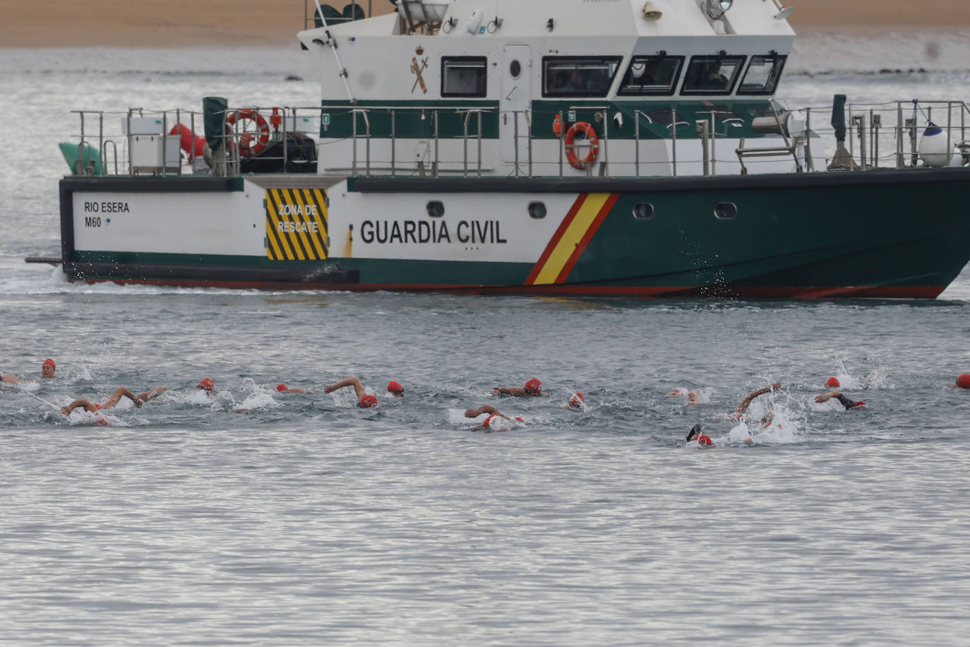 Fotos: 143 nadadores completan la Travesía de Navidad de Gijón