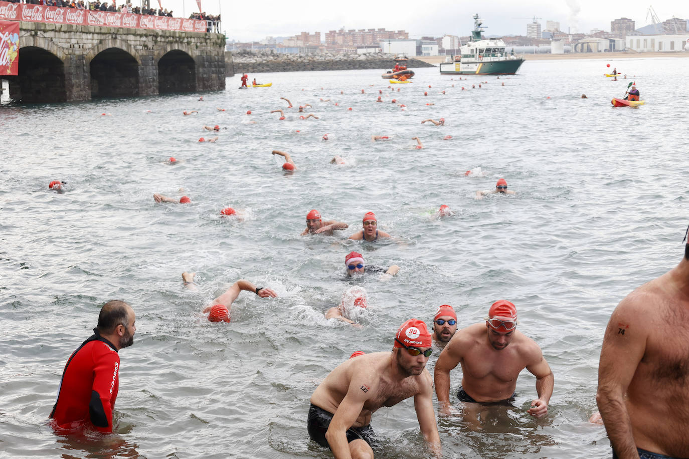 Fotos: 143 nadadores completan la Travesía de Navidad de Gijón