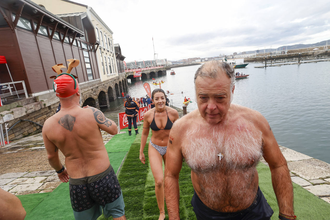 Fotos: 143 nadadores completan la Travesía de Navidad de Gijón