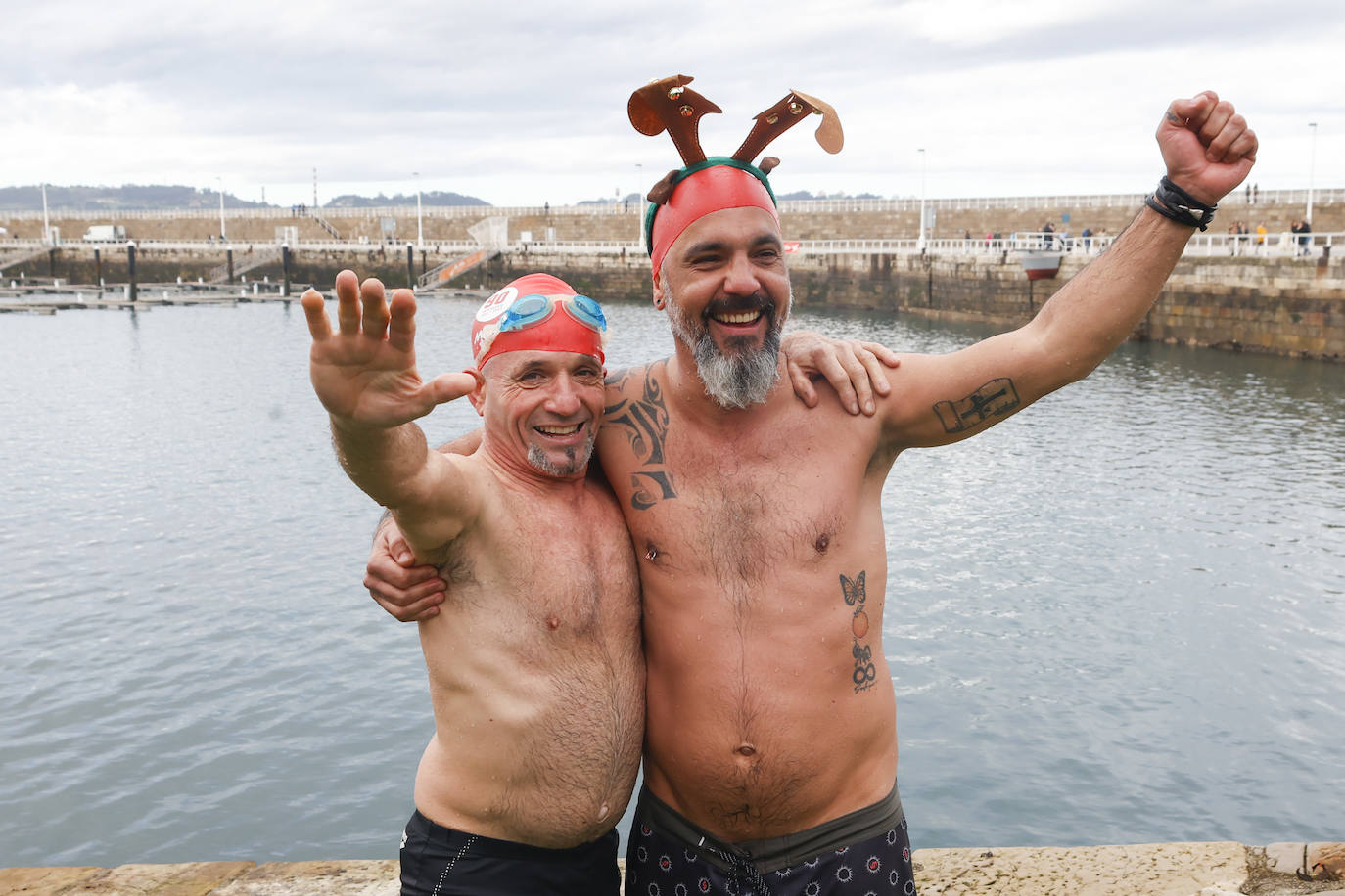 Fotos: 143 nadadores completan la Travesía de Navidad de Gijón