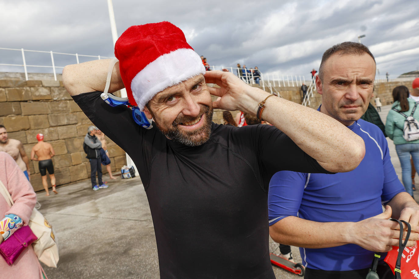 Fotos: 143 nadadores completan la Travesía de Navidad de Gijón