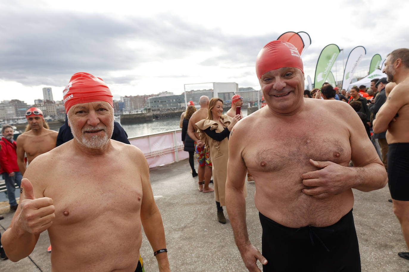 Fotos: 143 nadadores completan la Travesía de Navidad de Gijón