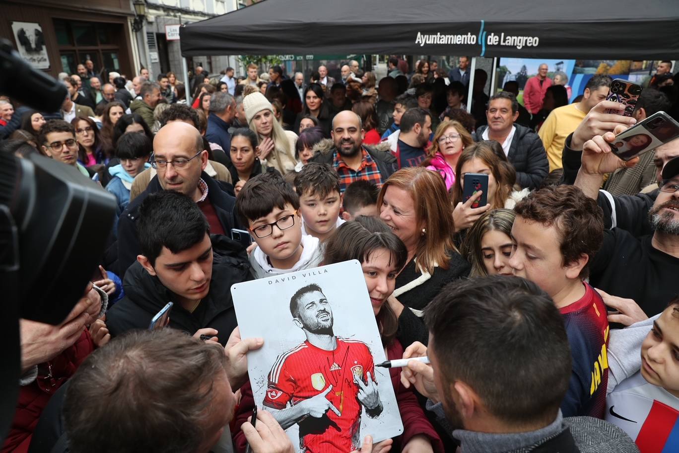 Fotos: David Villa se emociona con su estatua y el cariño de su gente