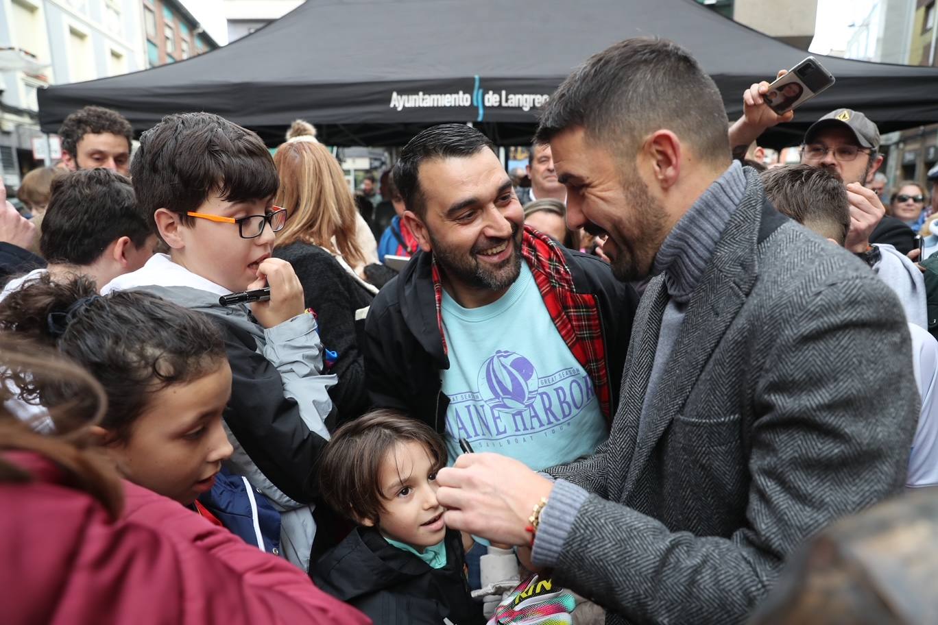 Fotos: David Villa se emociona con su estatua y el cariño de su gente