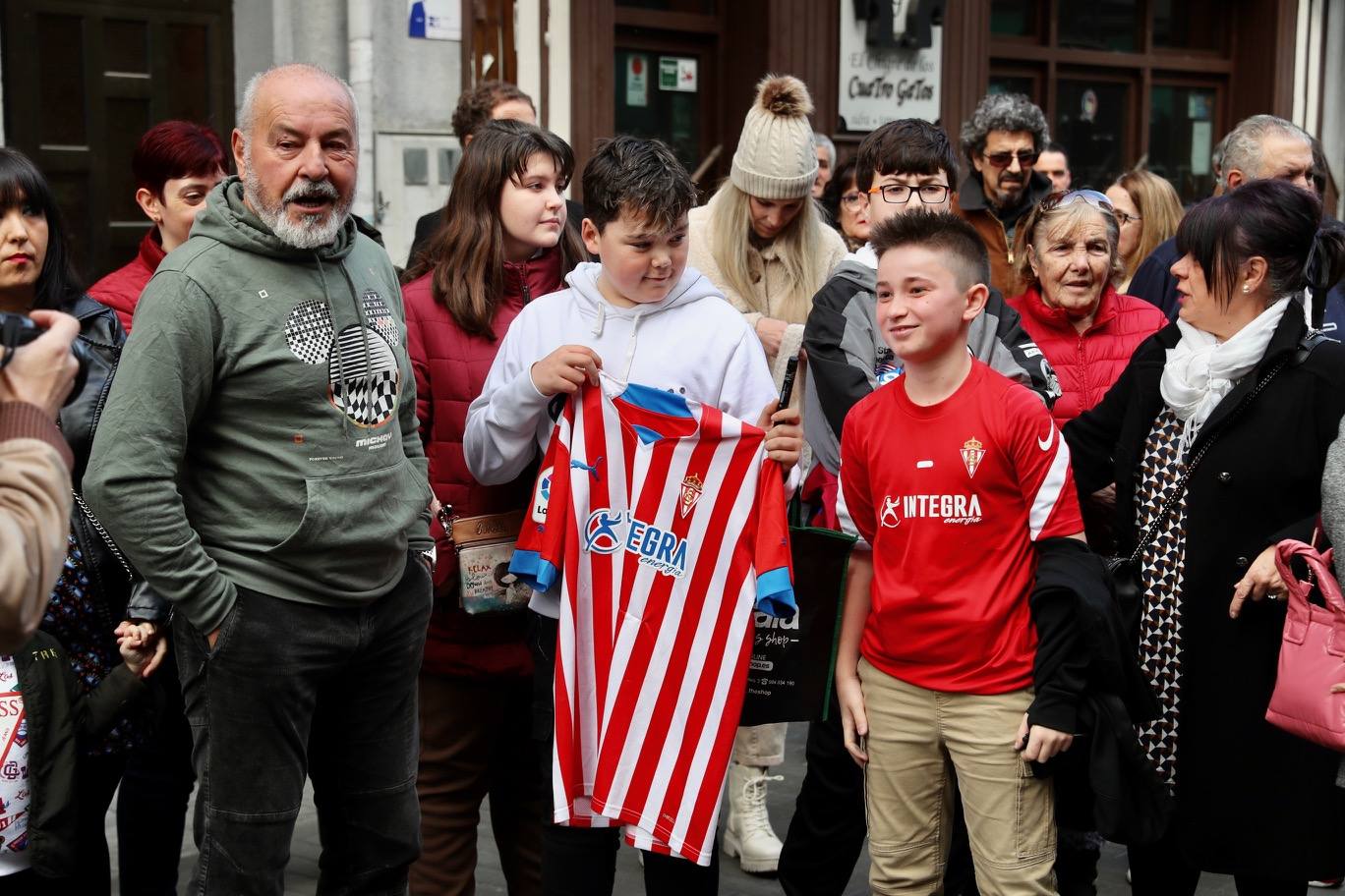 Fotos: David Villa se emociona con su estatua y el cariño de su gente