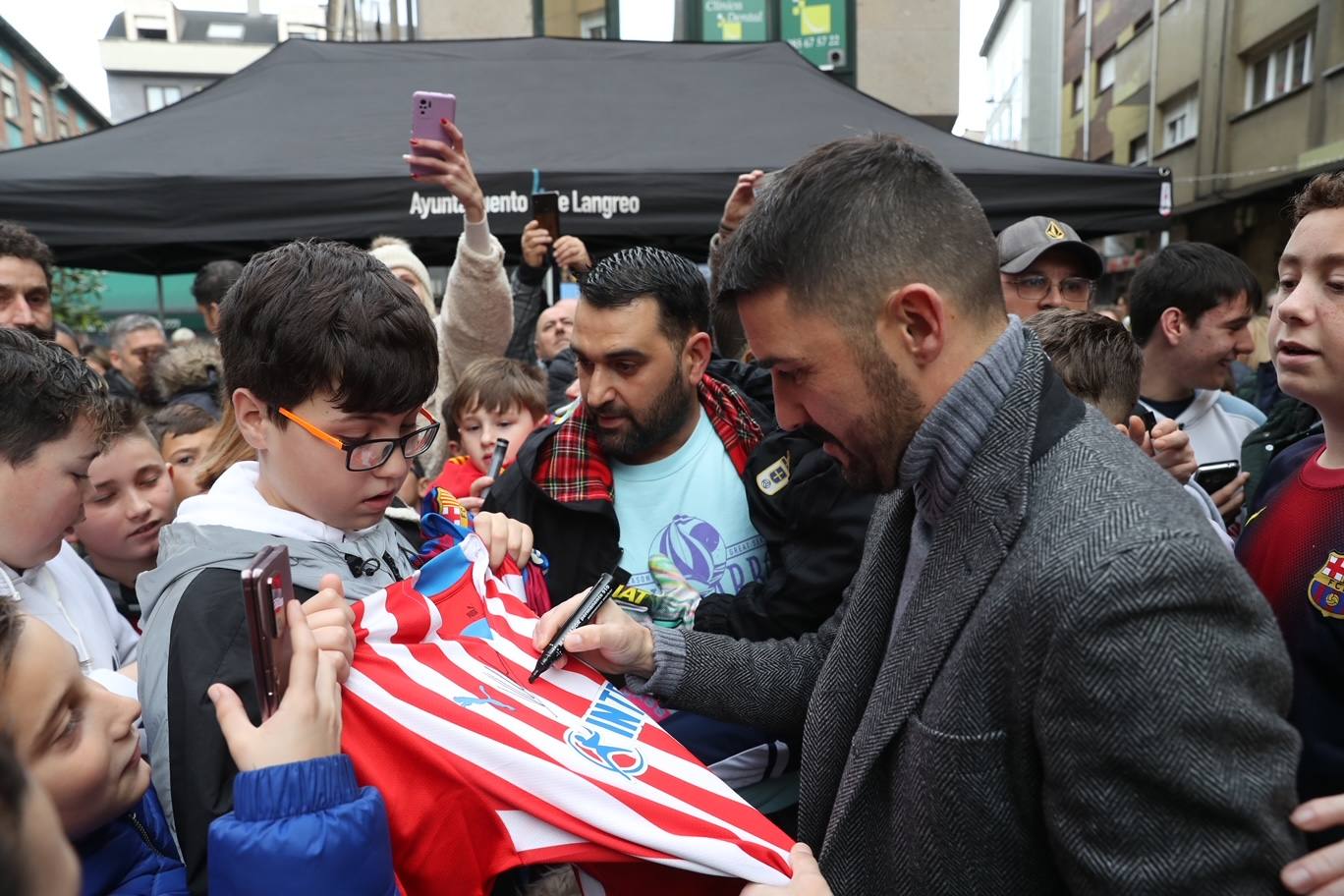 Fotos: David Villa se emociona con su estatua y el cariño de su gente