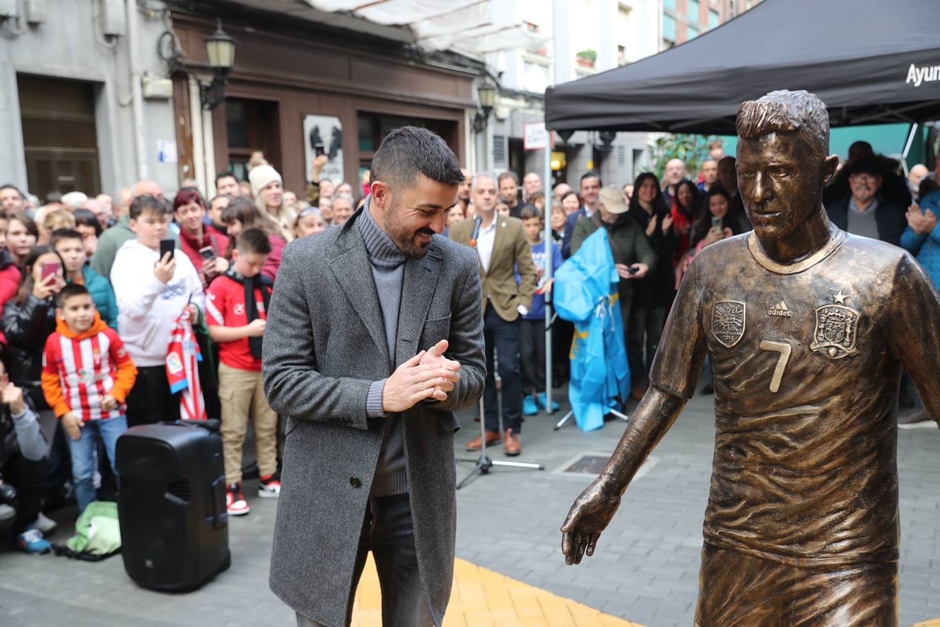 Fotos: David Villa se emociona con su estatua y el cariño de su gente