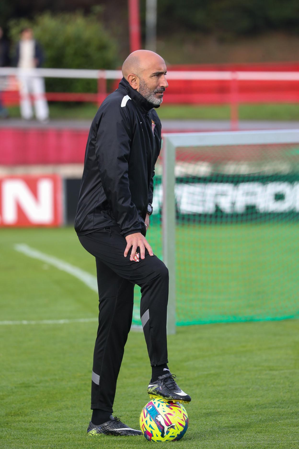 Abelardo, técnico del Sporting. 