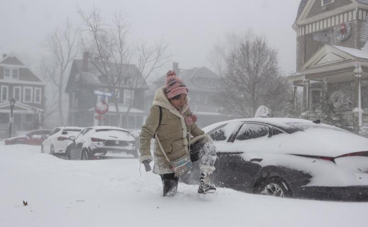 Una mujer trata de abrirse paso en la nieve en una calle de Buffalo.