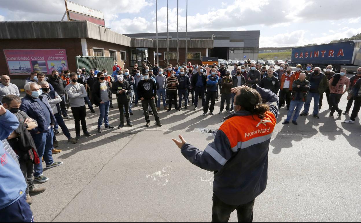 Asamblea de trabajadores de Arcelor celebrada en febrero para abordar el bloqueo del contrato relevo, que sigue sin solucionarse por completo.