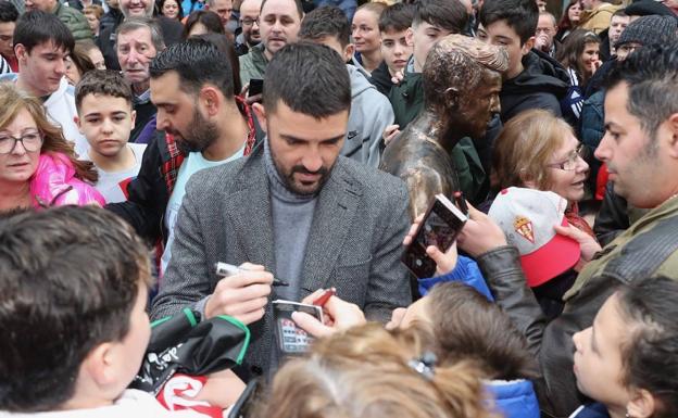 Galería. David Villa firmó autógrafos tras la inauguración de su estatua. 