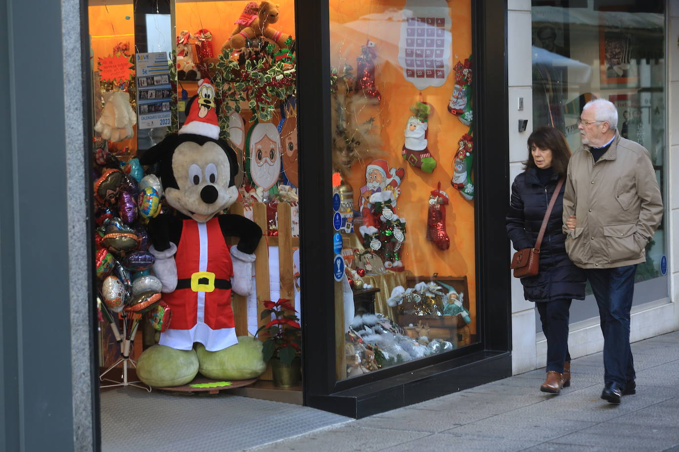 Fotos: Las luces y los adornos de Navidad que dan luz al comercio ovetense