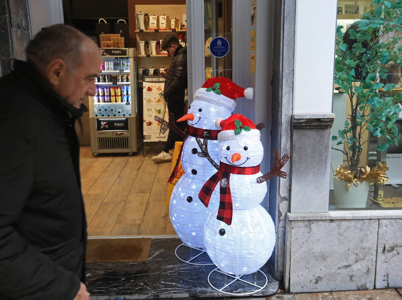 Fotos: Las luces y los adornos de Navidad que dan luz al comercio ovetense