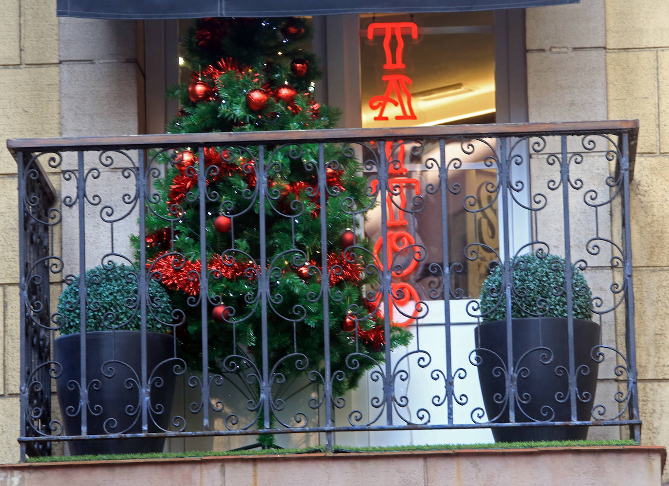 Fotos: Las luces y los adornos de Navidad que dan luz al comercio ovetense