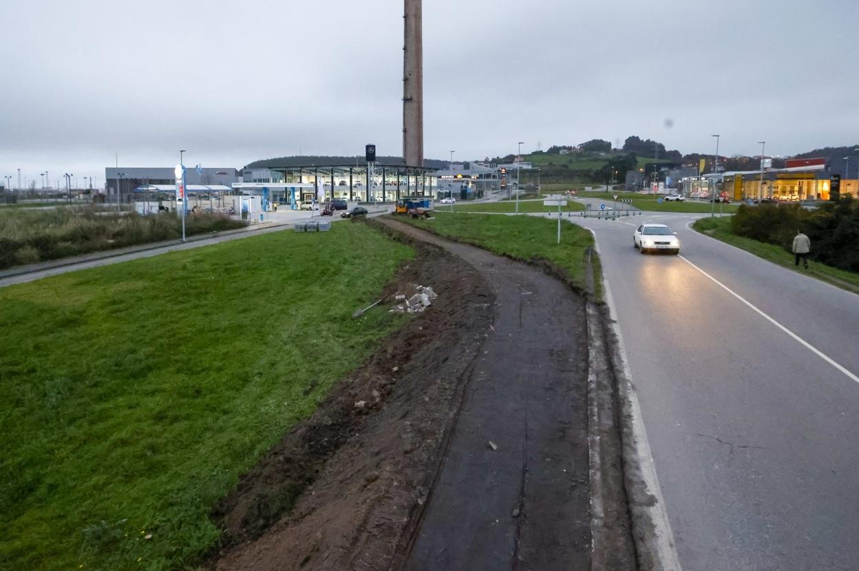 Las máquinas excavadoras ya han trazado el recorrido que tendrá la nueva acera desde la existente en el Puente Azud hasta la rotonda próxima a la Escuela de Arte. 
