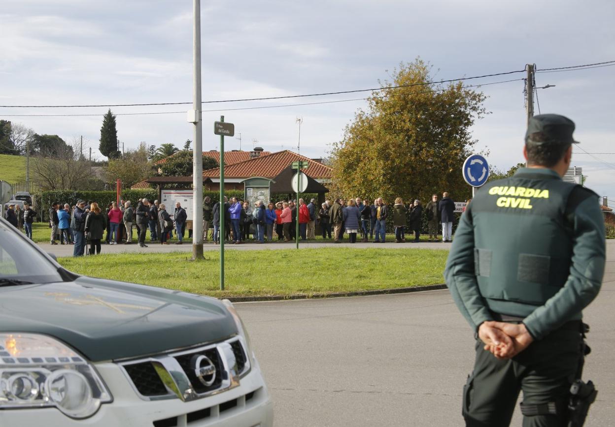 Los vecinos de Castiello, en una de las últimas concentraciones en la plaza del Curullu. 