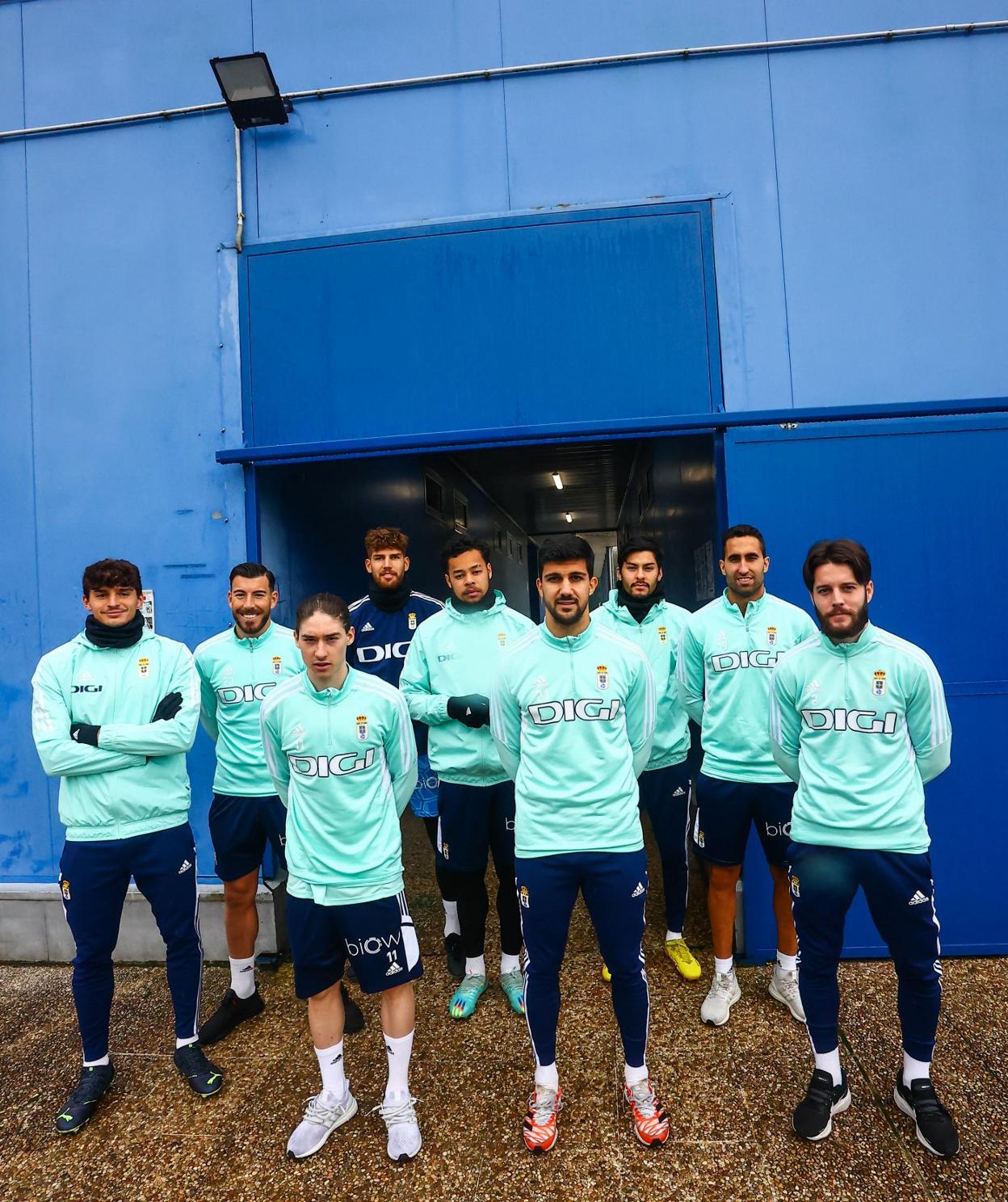 Los nueve fichajes del Real Oviedo de esta temporada posan para EL COMERCIO.