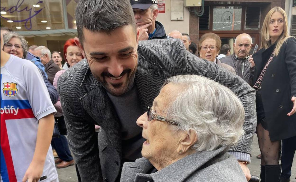 Gregoria Martín conversa con el 'guaje' que le manchaba sus sábanas en su Tuilla natal.